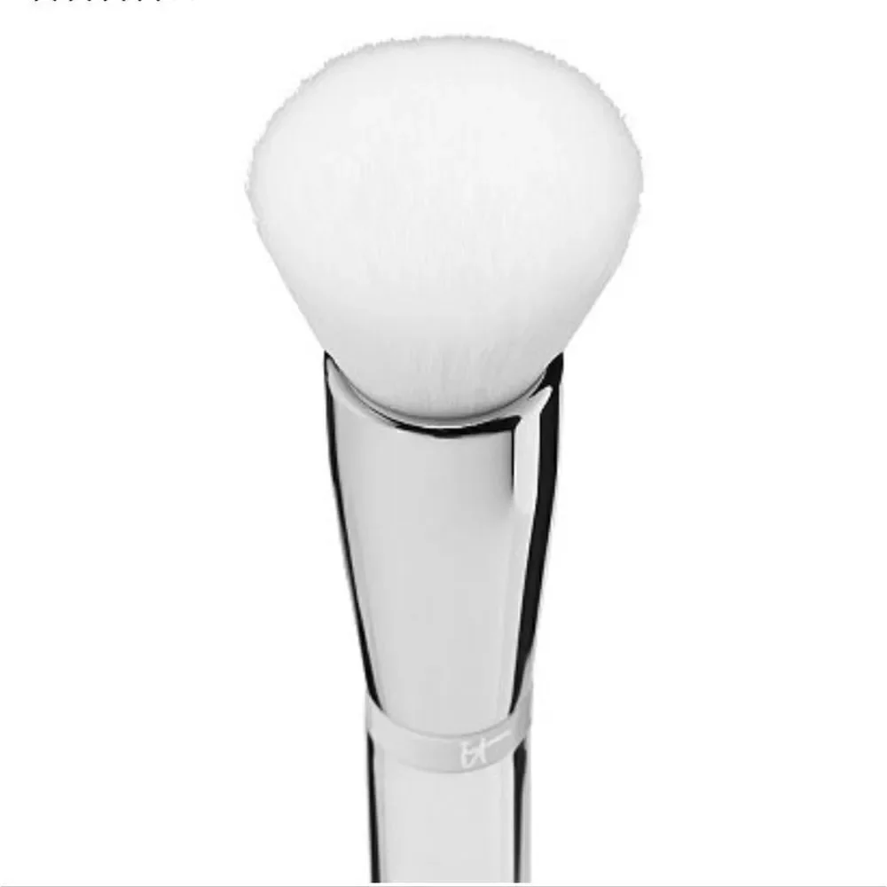 It cosmetics Heavenly Skin Brush no. 702